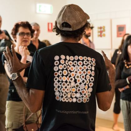 Tour group in the Dawang Gallery